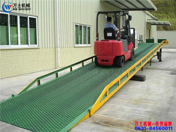 移動(dòng)式液壓登車(chē)橋
